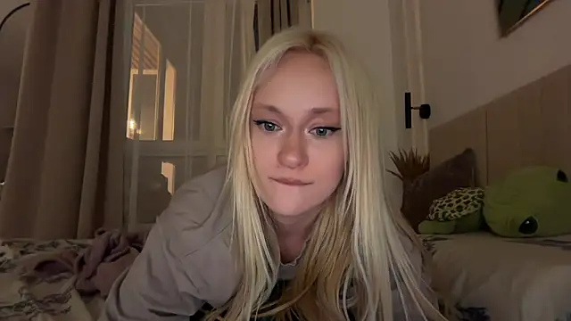 Snapshot of HeyMonkey_ chatting on June 9, 2026, 7:15 pm HeyMonkey online show from June 9, 2026, 7:15 pm