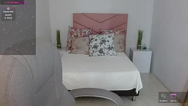 SarayVega  online show from November 6, 2025, 7:29 pm