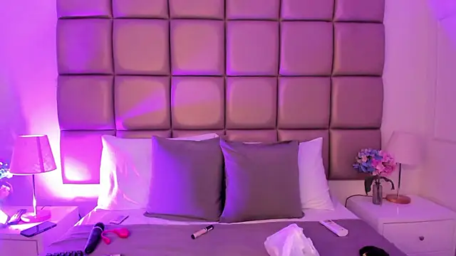 MiaMillers1 online show from January 15, 2026, 11:13 am