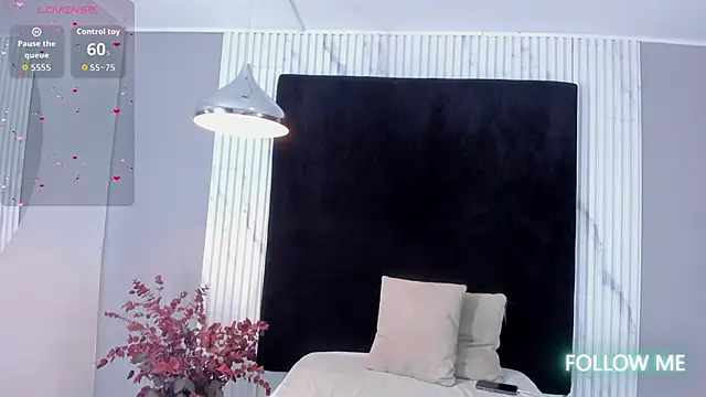 MONIK FOX CR online show from October 19, 2025, 7:49 pm