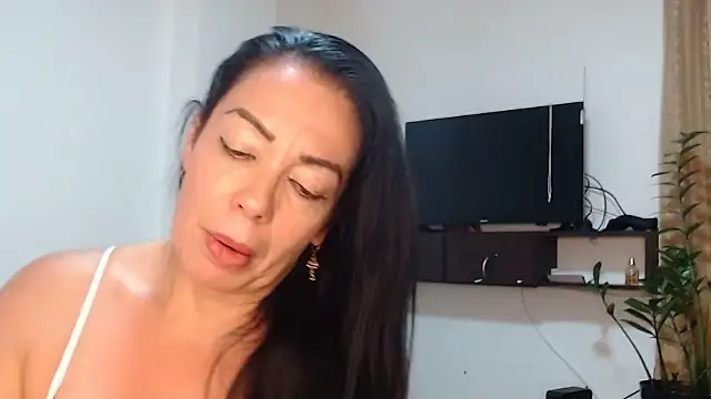 naiaratobon   online show from October 17, 2025, 1:31 am