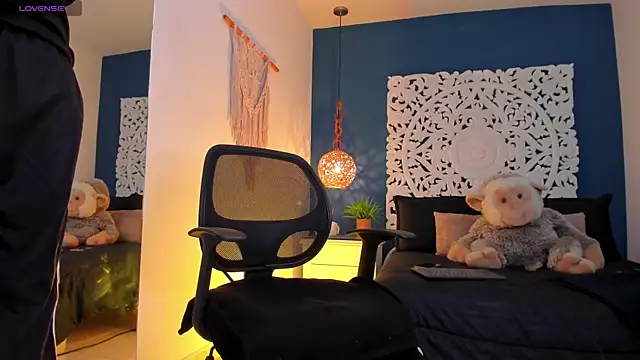 Adonis WB online show from November 6, 2025, 8:24 pm