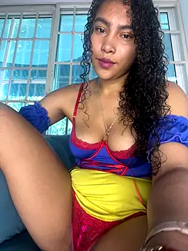 Snapshot of SophieD chatting on December 3, 2025, 12:37 pm SophieD online show from December 3, 2025, 12:37 pm