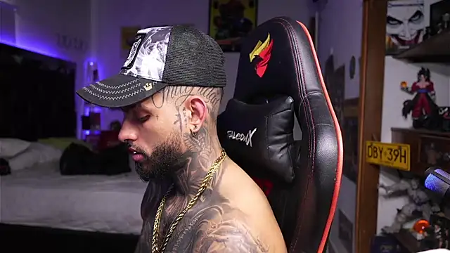 logan hugh8 online show from April 17, 2026, 6:55 pm