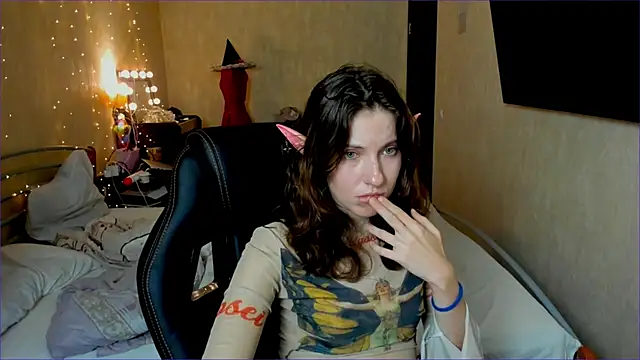 Agata in Wonderland online show from October 12, 2025, 7:37 pm