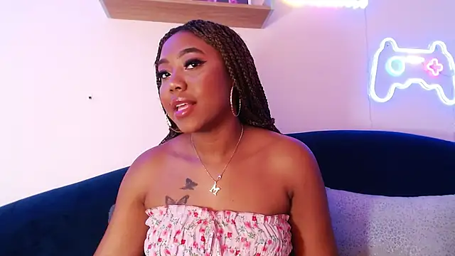 Snapshot of AngelaRoberts chatting on October 6, 2025, 8:53 pm AngelaRoberts online show from October 6, 2025, 8:53 pm