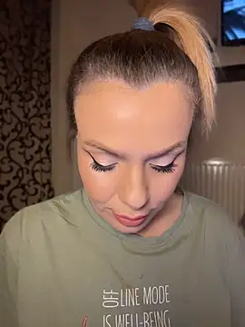 emmasweett11 online show from April 19, 2026, 7:49 pm