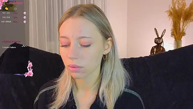 NyxaThorn online show from November 15, 2025, 2:43 pm