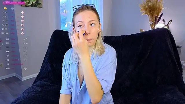 NyxaThorn online show from October 4, 2025, 2:40 pm