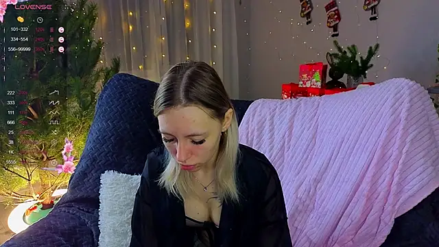 NyxaThorn online show from December 22, 2025, 2:39 pm