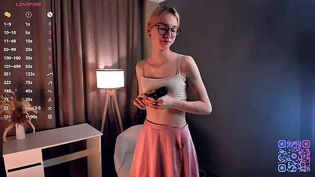 SharylSmalt online show from October 7, 2025, 1:06 am