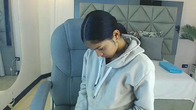 Milaa Star  online show from November 22, 2025, 4:11 am