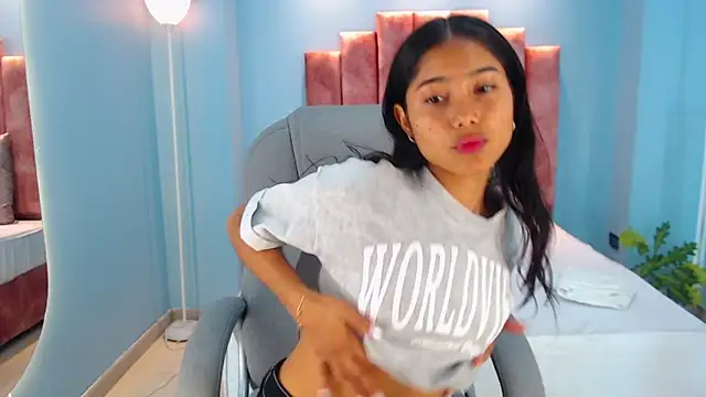 Milaa Star  online show from November 12, 2025, 3:54 am