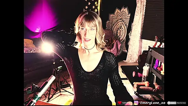 EmeryLune xo online show from June 10, 2026, 2:13 am