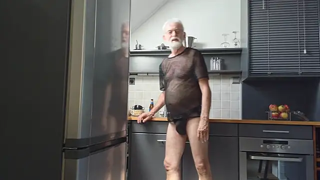 Snapshot of ewaldwillems99 chatting on May 31, 2026, 1:06 pm ewaldwillems99 online show from May 31, 2026, 1:06 pm