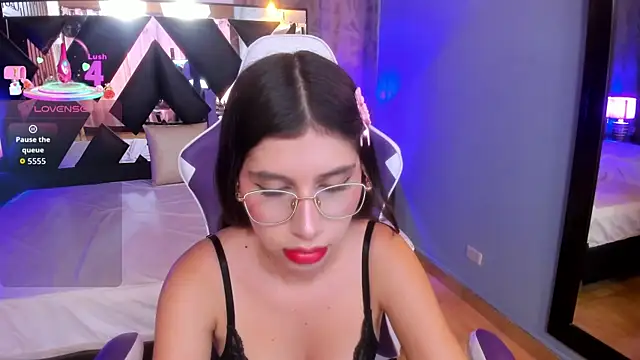 Emma Petiite online show from January 7, 2026, 6:35 pm