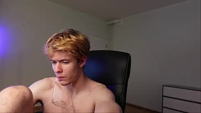 Logan Fraser online show from October 25, 2025, 1:23 pm