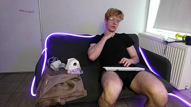 Logan Fraser online show from October 15, 2025, 1:41 pm