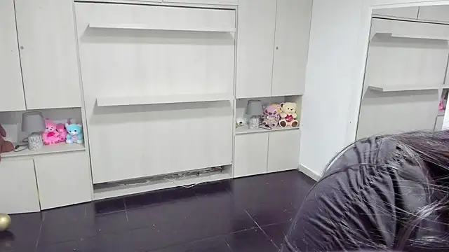 LilyWhitney online show from April 18, 2026, 4:04 am