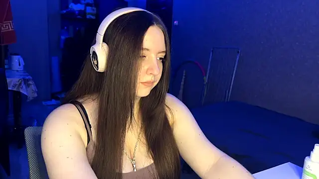 LauretteRagar online show from December 1, 2025, 6:31 pm