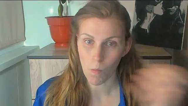JuliaMuuun online show from April 18, 2026, 8:09 pm