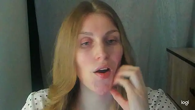 JuliaMuuun online show from June 9, 2026, 8:43 pm