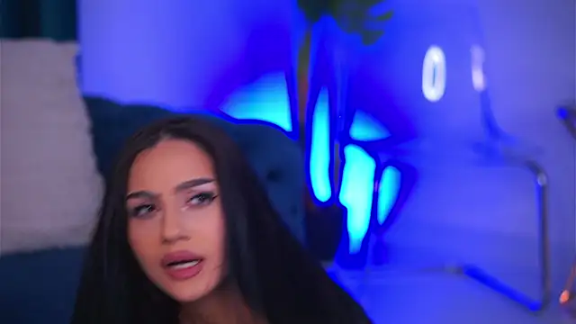 Snapshot of NinaSolenne chatting on December 19, 2025, 8:33 pm NinaSolenne online show from December 19, 2025, 8:33 pm