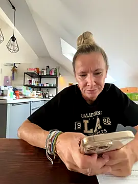 Snapshot of blondi2077 chatting on September 16, 2025, 10:27 am blondi2077 online show from September 16, 2025, 10:27 am