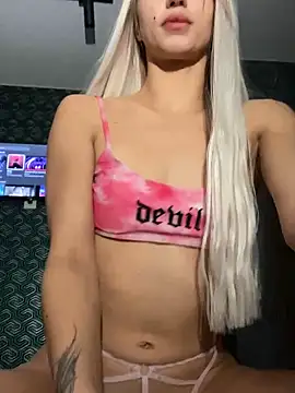 FavoriteKira online show from October 21, 2025, 3:11 pm