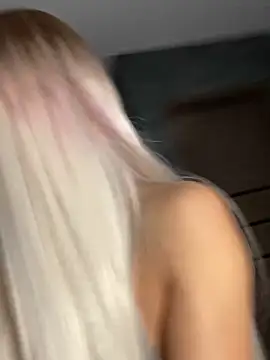 FavoriteKira online show from October 11, 2025, 4:30 pm