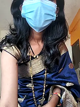 Shivani2002 online show from November 18, 2025, 8:06 am