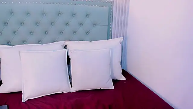 ValeriaJulio  online show from October 7, 2025, 5:58 pm