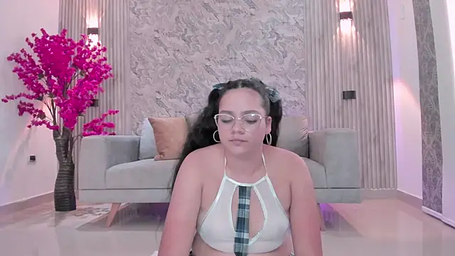 Snapshot of karlie_small chatting on February 12, 2026, 7:35 pm karlie small online show from February 12, 2026, 7:35 pm