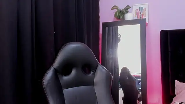 Snapshot of emmabridgerton chatting on January 13, 2026, 10:35 pm emmabridgerton online show from January 13, 2026, 10:35 pm