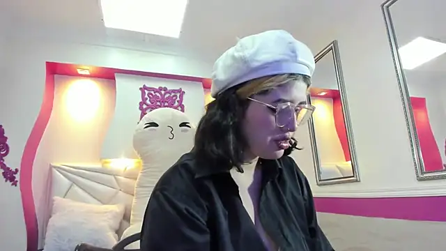 dafnelee online show from September 20, 2025, 1:38 pm