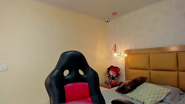 MELISSAROUGE online show from April 7, 2026, 7:37 pm