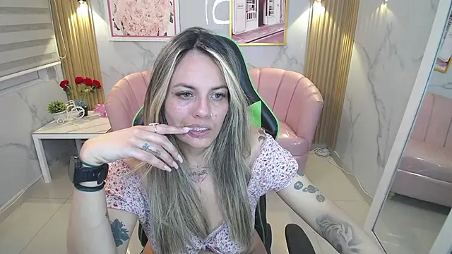 Snapshot of Jade_Jones_a chatting on September 23, 2025, 3:46 am Jade Jones a online show from September 23, 2025, 3:46 am