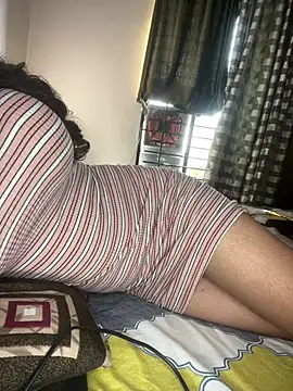 jiya00 online show from May 5, 2026, 2:36 am