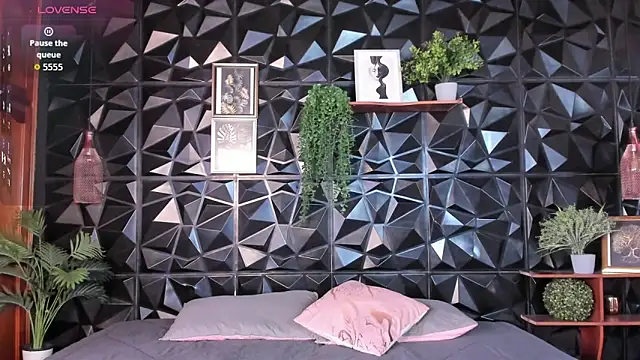 April  foxx online show from December 5, 2025, 2:15 pm