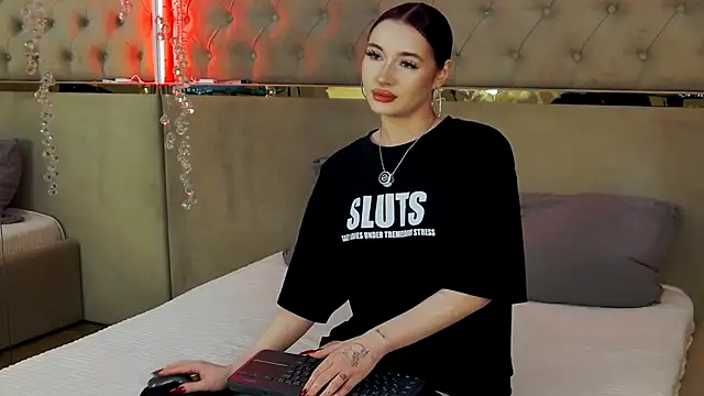 Snapshot of RoxyDoll_ chatting on October 15, 2025, 5:10 pm RoxyDoll online show from October 15, 2025, 5:10 pm