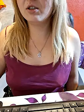 qSensi online show from December 2, 2025, 9:27 pm