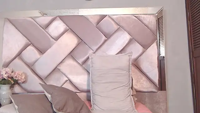 Ashleyroberst online show from June 4, 2026, 12:21 pm