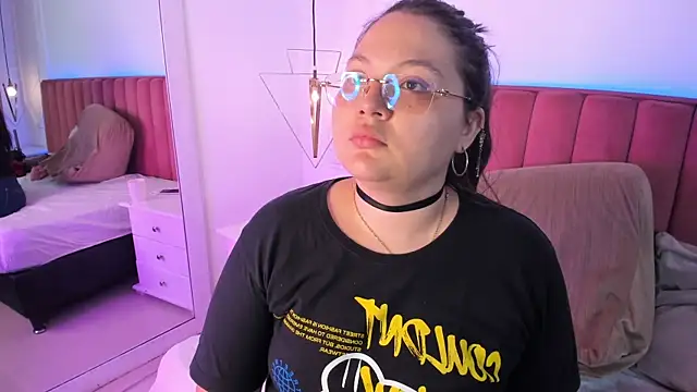 Tessa Sinclaire online show from April 4, 2026, 8:04 pm