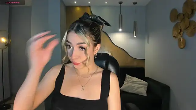 LizzCooper online show from November 8, 2025, 4:05 am