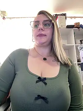 Snapshot of CurvyLust_x chatting on March 24, 2026, 1:33 pm CurvyLust x online show from March 24, 2026, 1:33 pm