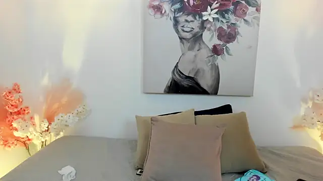 sophiielust online show from October 6, 2025, 1:45 pm