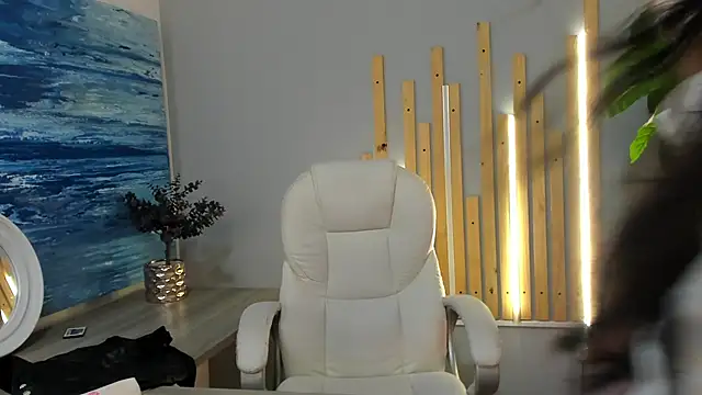 sophiielust online show from October 3, 2025, 2:07 pm