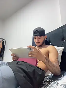 Snapshot of Nas-z09 chatting on February 5, 2026, 7:43 pm Nas-z09 online show from February 5, 2026, 7:43 pm