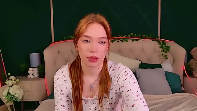 Snapshot of Gwen_Greens chatting on September 26, 2025, 8:38 pm Gwen Greens online show from September 26, 2025, 8:38 pm