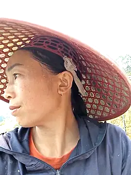 lucybaby00 online show from April 13, 2026, 2:48 am